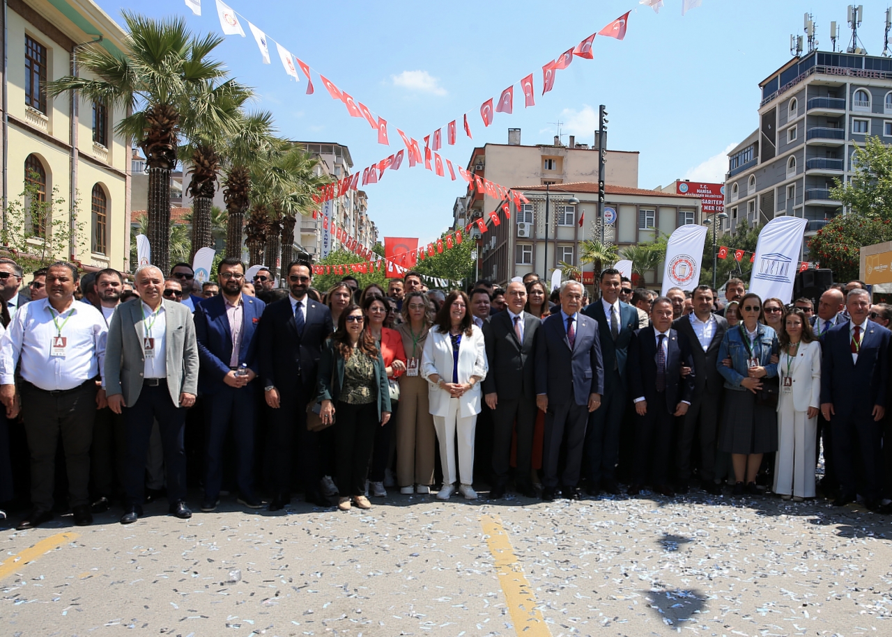 Manisa'da 8 ton mesir macunu halka saçıldı