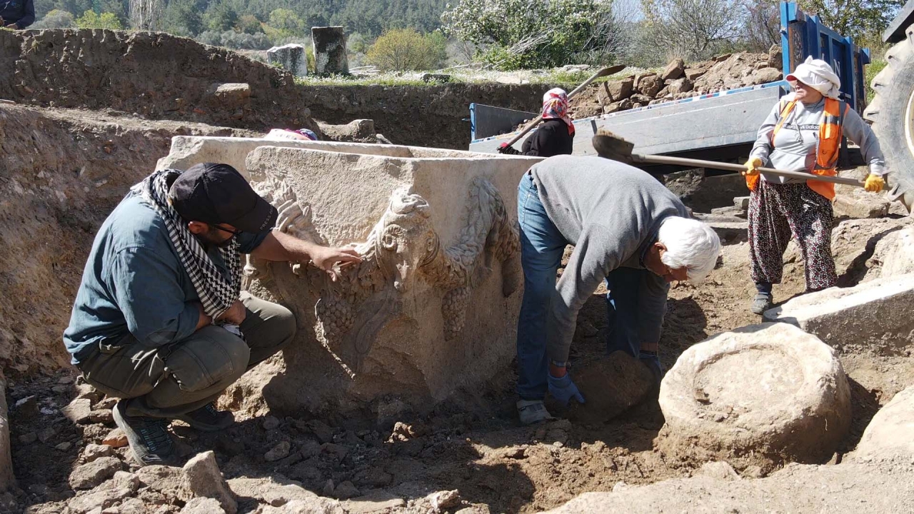 "Gladyatörler kenti" Stratonikeia'da 2 bin yıl öncesine ait girlandlı lahit bulundu