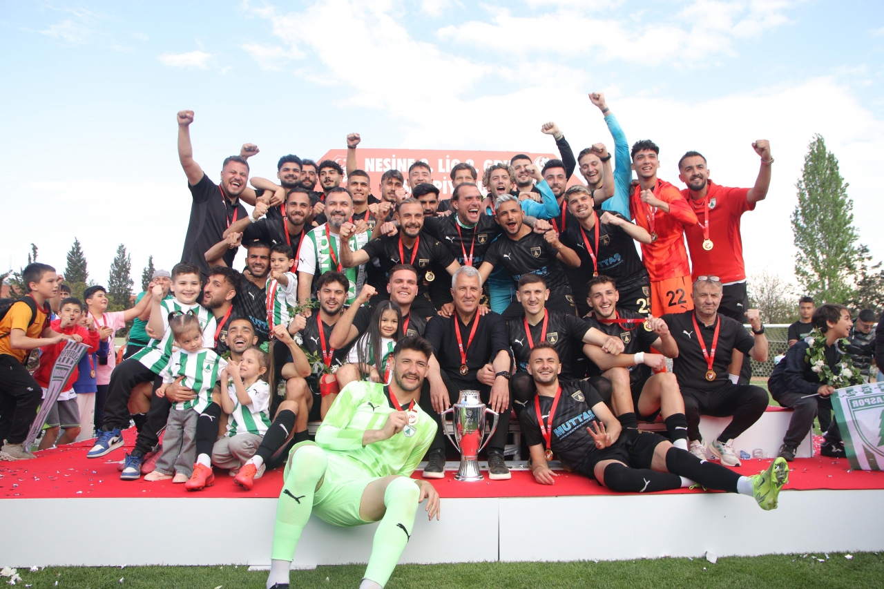 9 yıl aradan sonra TFF 2. Lig’e yükselen Muğlaspor kupasını aldı