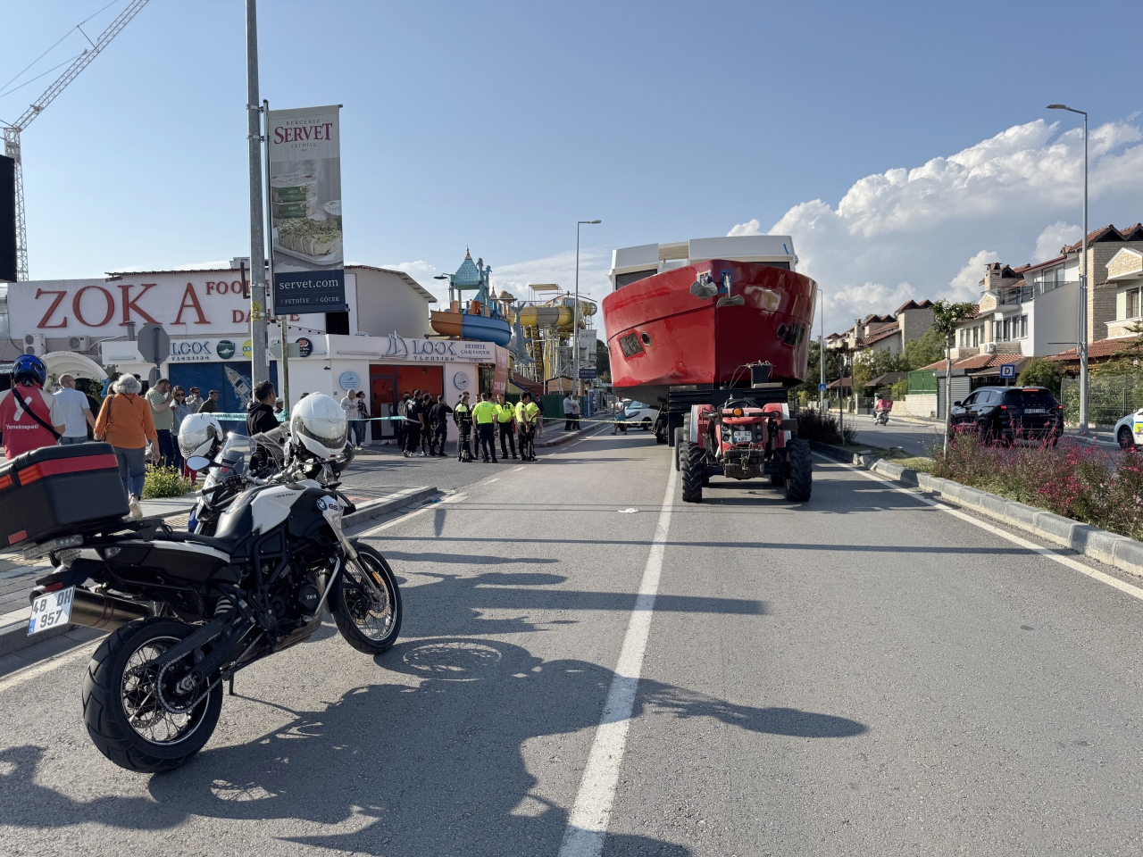 Fethiye'de tekne taşıyan römorkun altında kalan kişi yaşamını yitirdi