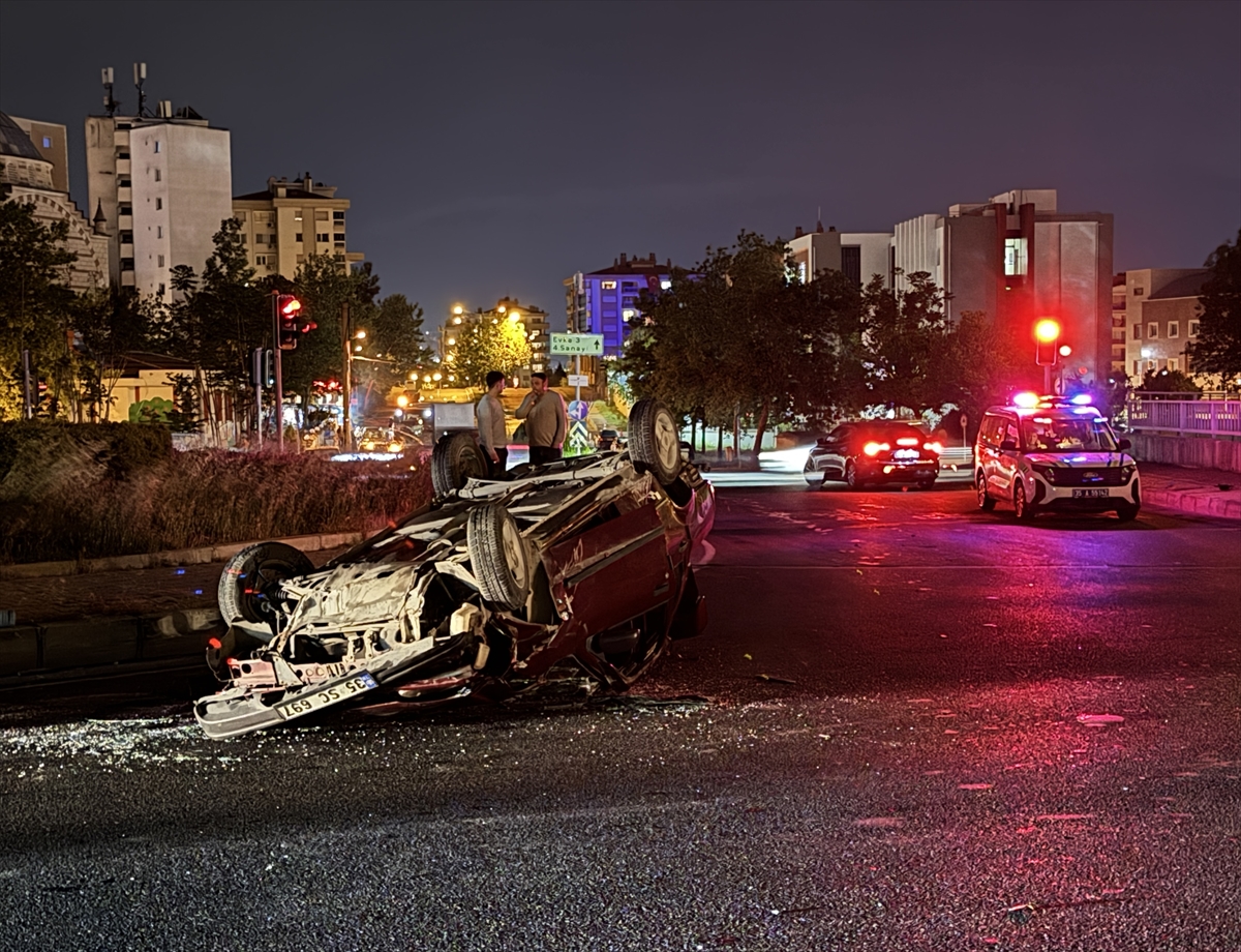 İzmir'de iki otomobilin çarpışması sonucu 4 kişi yaralandı