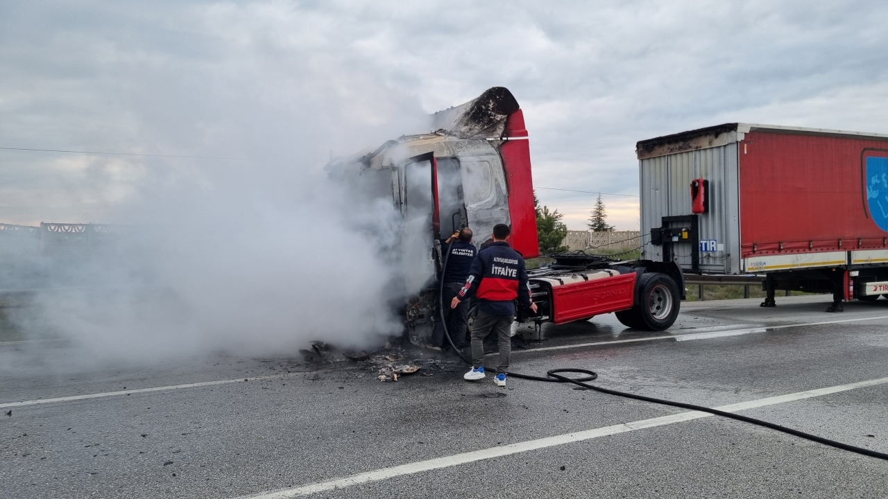Seyir Halindeki Tır'ın Motor Kısmında Yangın Çıktı