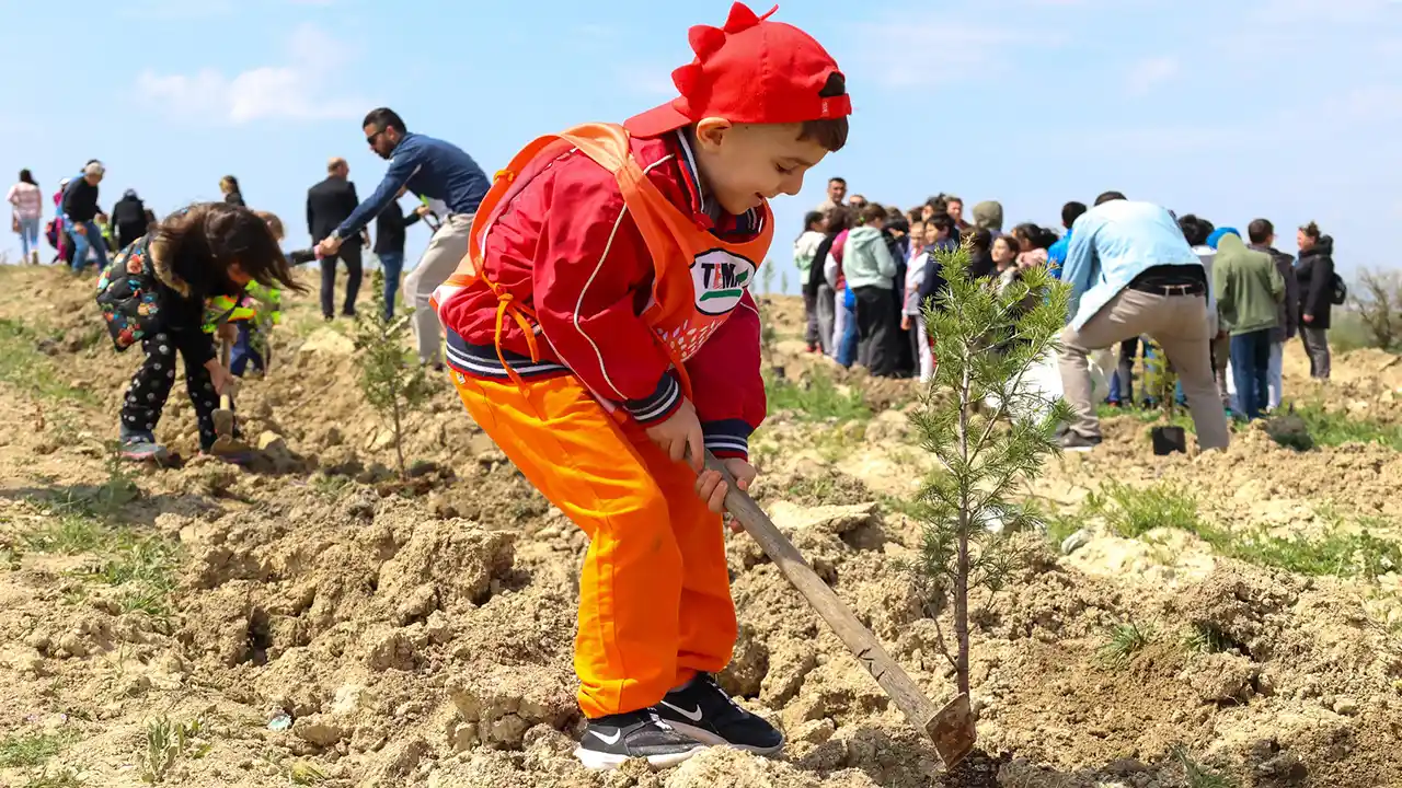 Minik Eller Yüzlerce Fidanı Toprakla Buluşturdu