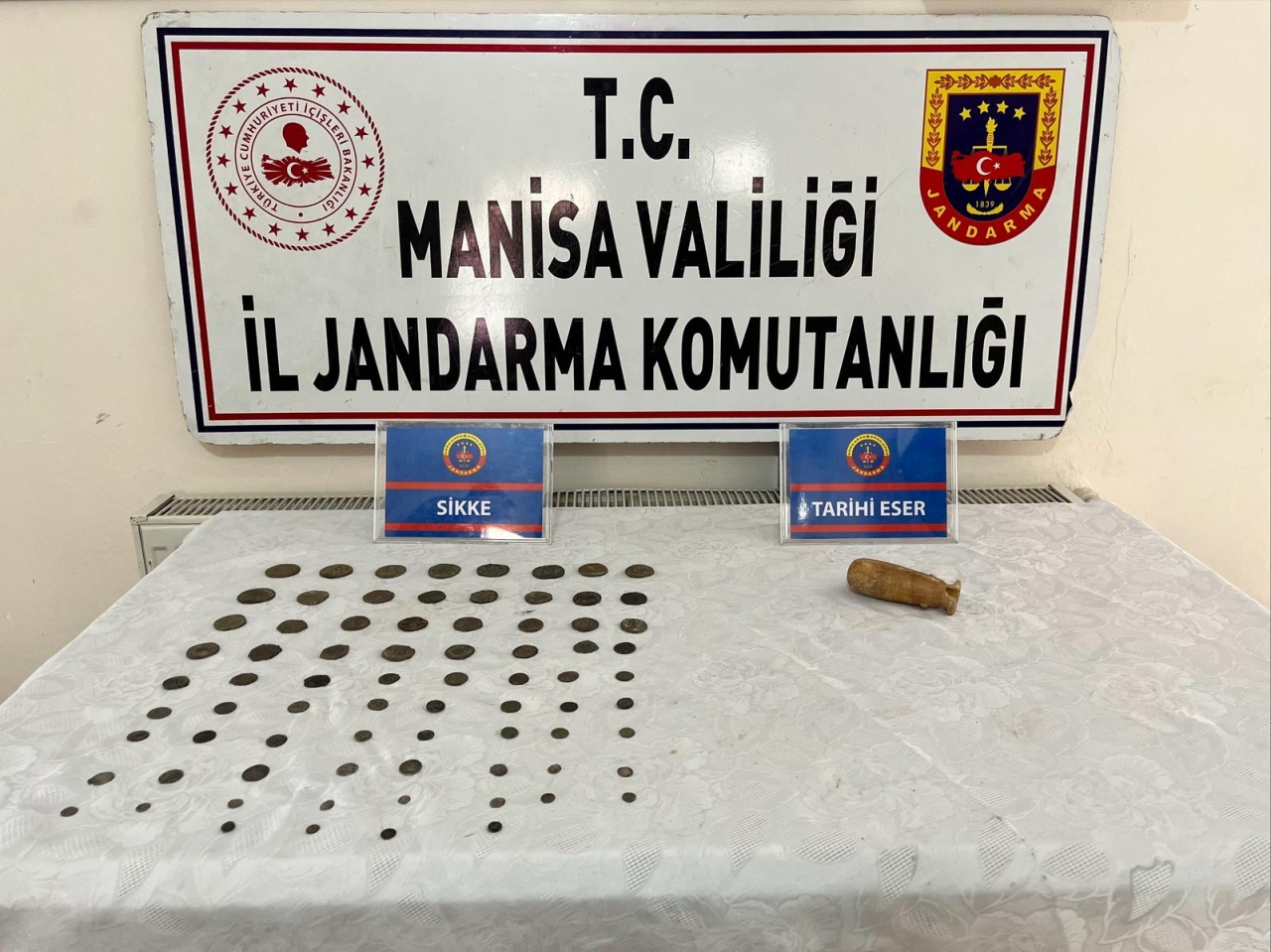 Salihli'de tarihi eser niteliğinde 76 sikke ele geçirildi