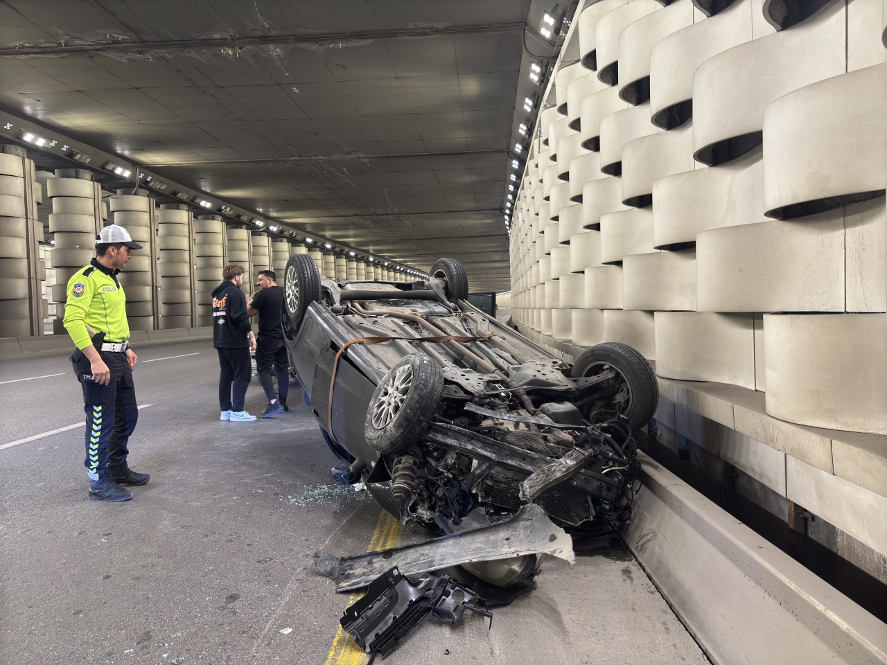 İzmir'de takla atan otomobilin sürücüsü yaralandı