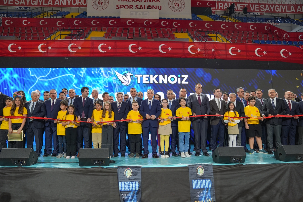 İzmir'de öğrencilerin robotik kodlama projeleri şenlikte tanıtıldı