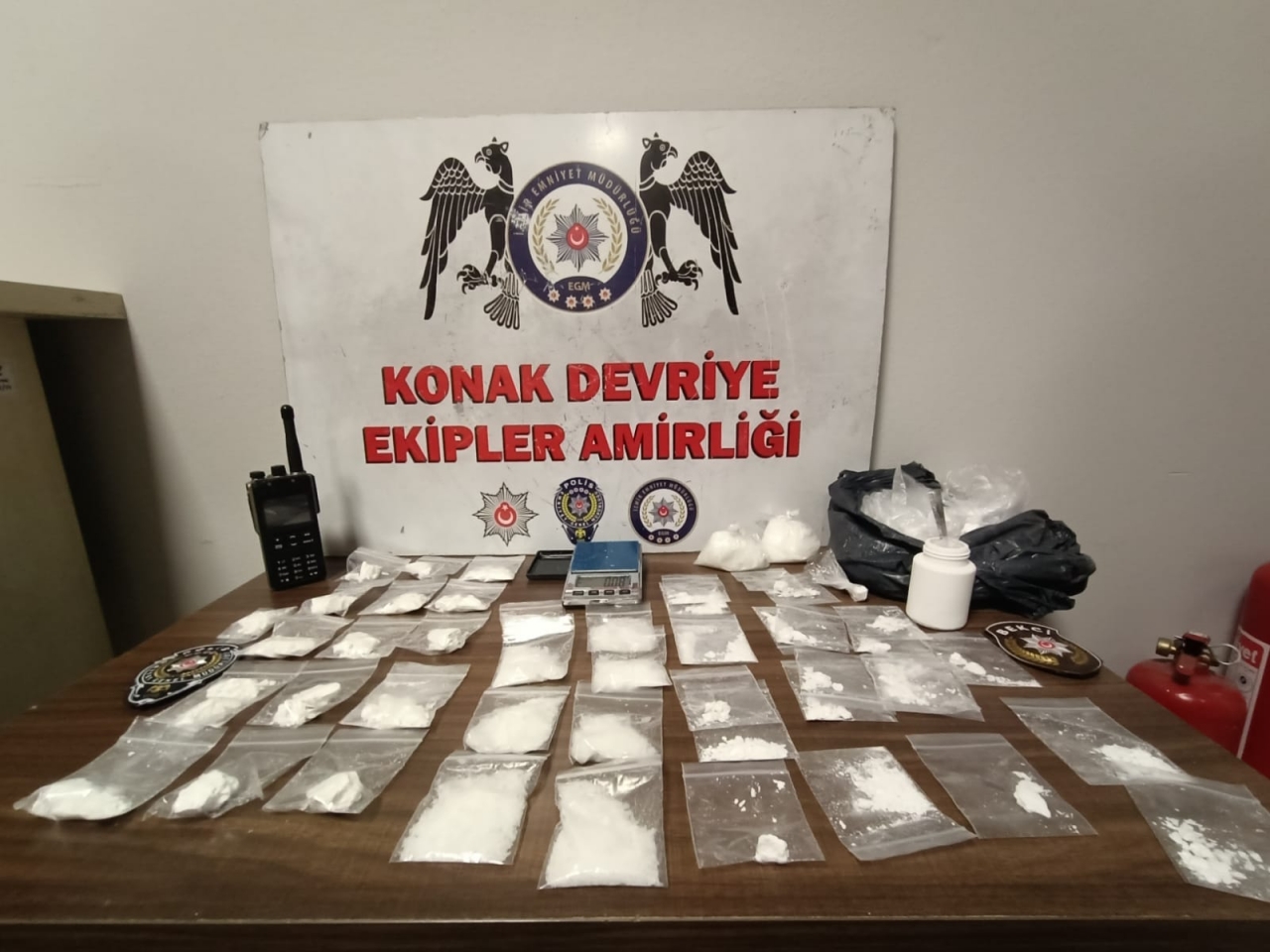 İzmir'de kovalamaca sonucu uyuşturucuyla yakalanan 2 şüpheli tutuklandı