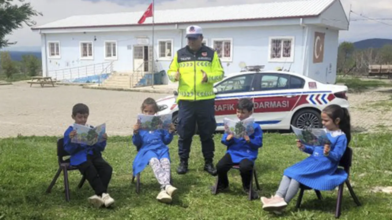Sivaslı’da Öğrencilere Jandarmadan Trafik Eğitimi
