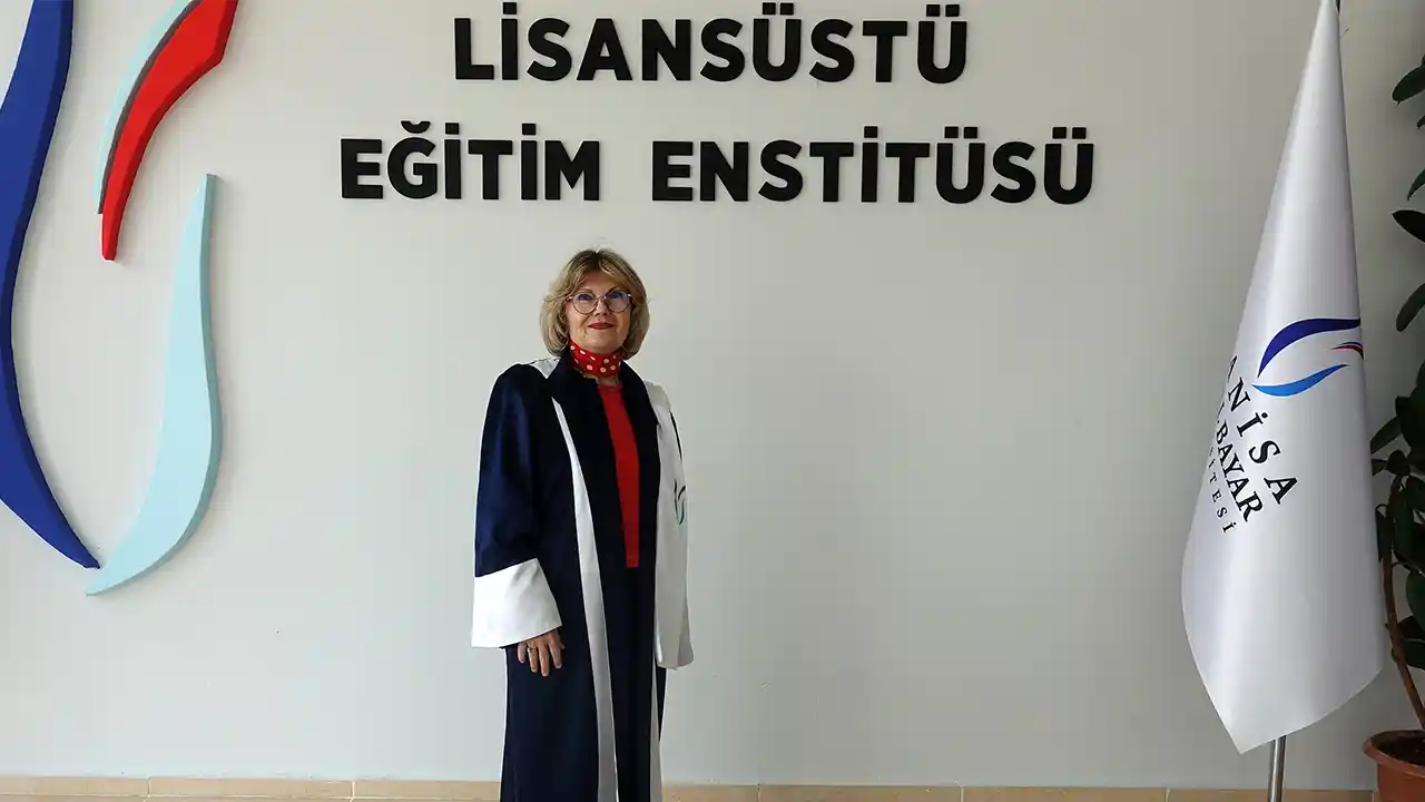 40 yıl sonra üniversiteye dönüp 72 yaşında "doktor" ünvanı aldı