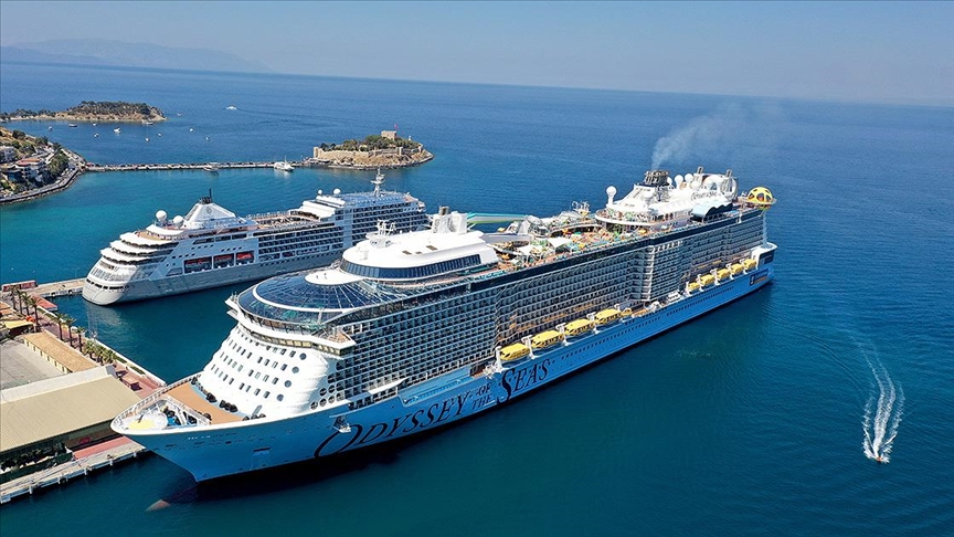 Bodrum'a "Explora I" isimli dev kruvaziyerle 590 yolcu geldi