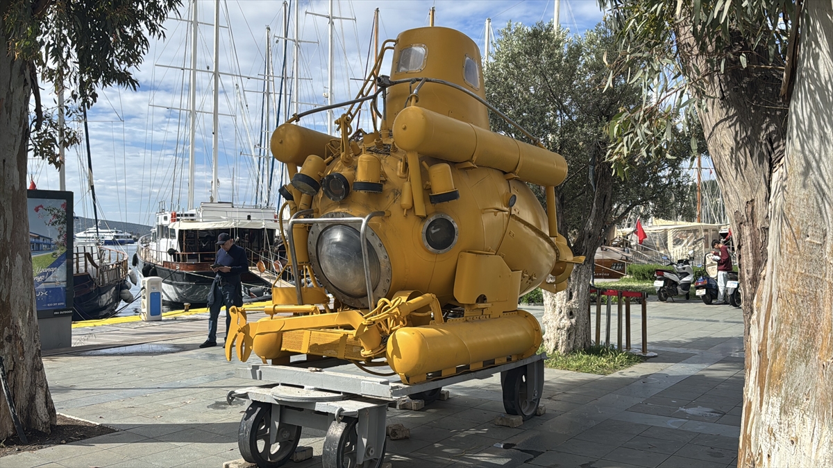 Bodrum'da deniz müzesine verilen denizaltı meydanda sergileniyor