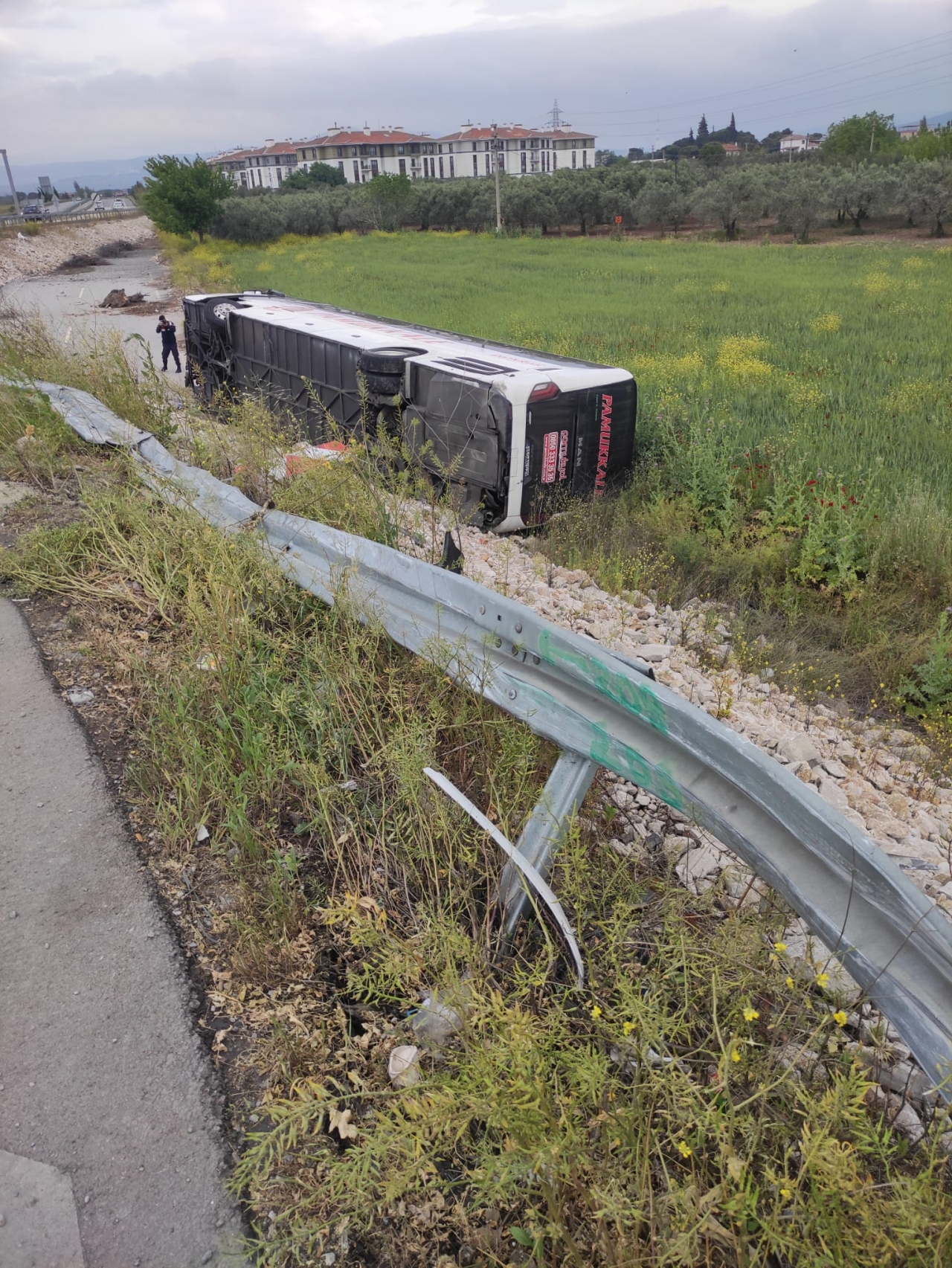 Manisa'da yolcu otobüsünün devrildiği kazada 16 kişi yaralandı