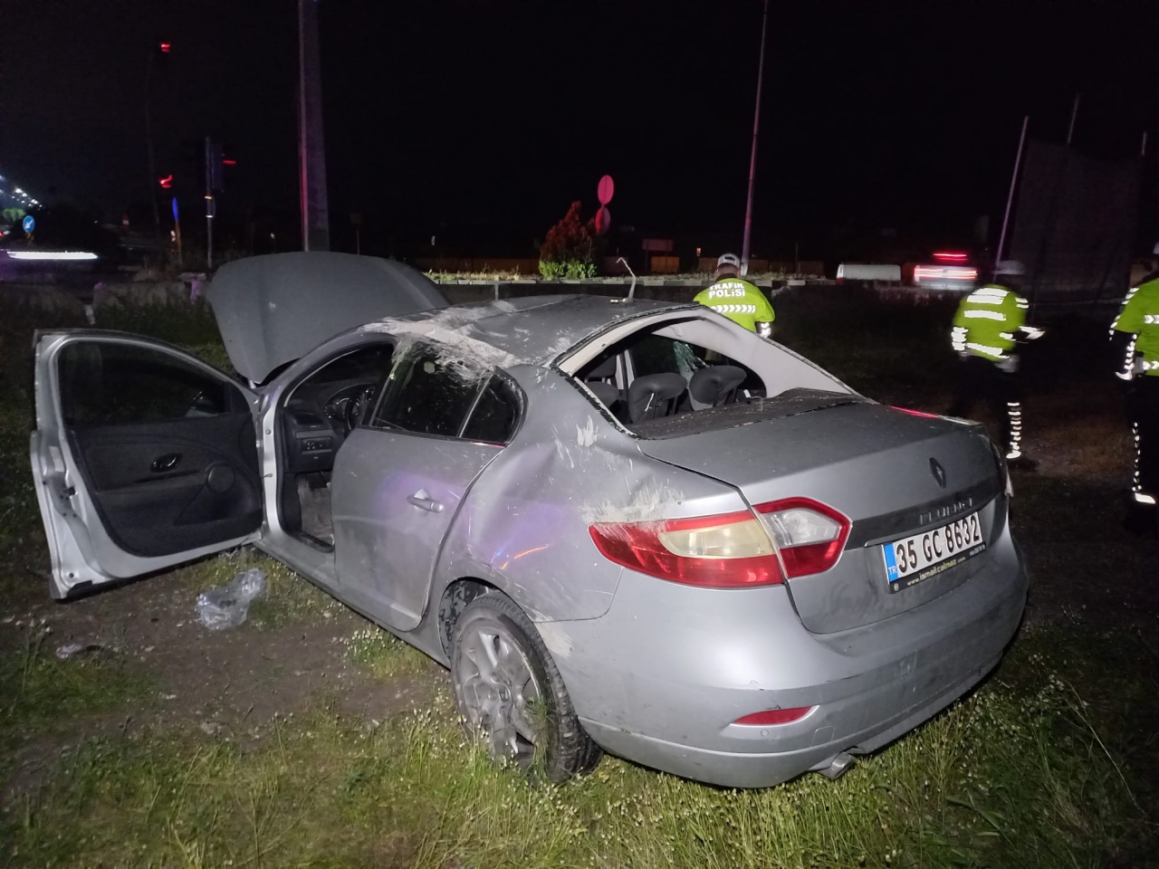 Manisa'da devrilen otomobilin sürücüsü ağır yaralandı