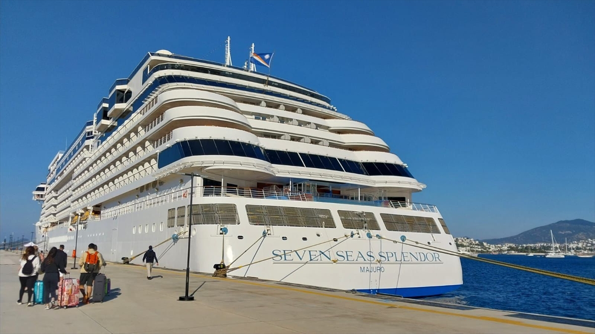 Bodrum'a "Seven Seas Splendor" isimli kruvaziyerle 720 yolcu geldi