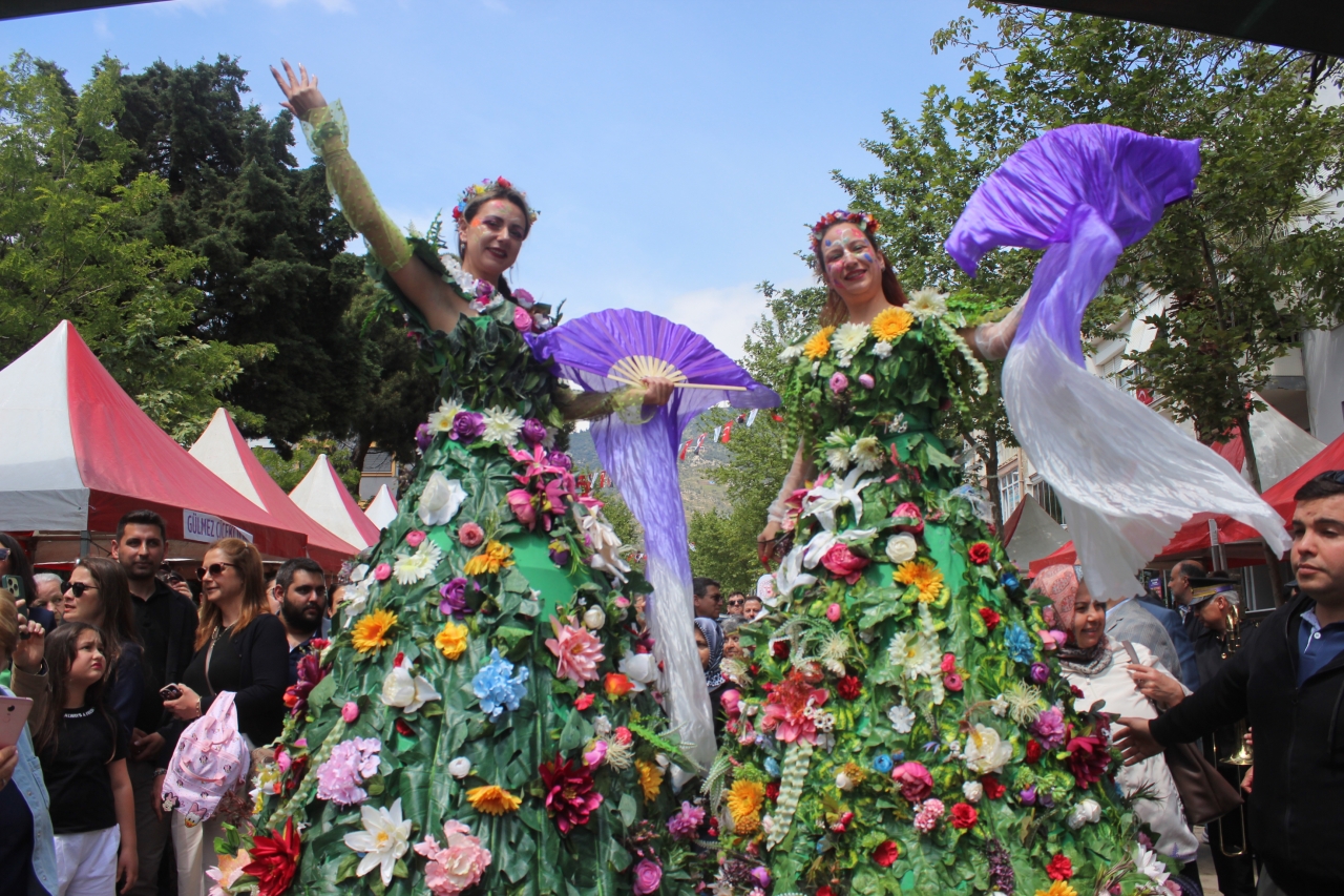 Bayındır'da çiçek festivali başladı