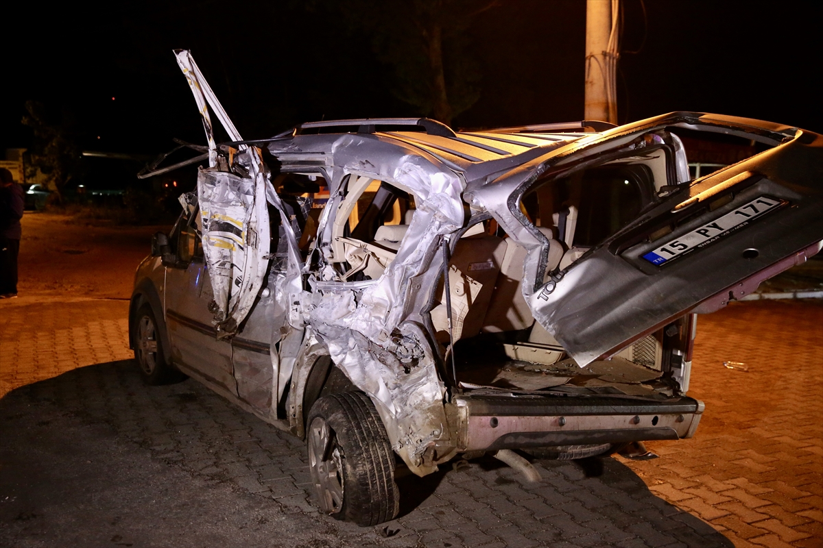 Muğla'da kamyon ile hafif ticari araç çarpıştı, 2 kişi yaralandı