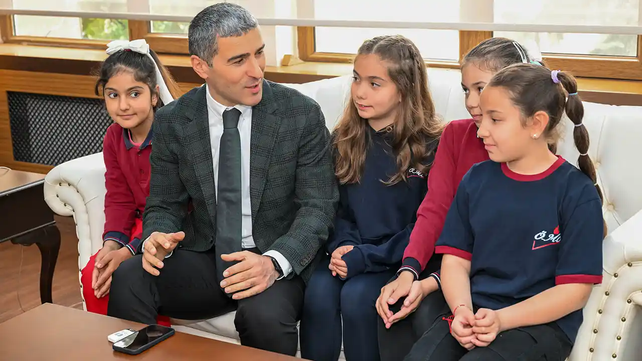 Uşak’ta İlkokul Öğrencilerinden Vali Aktaş'a Kitap Sürprizi