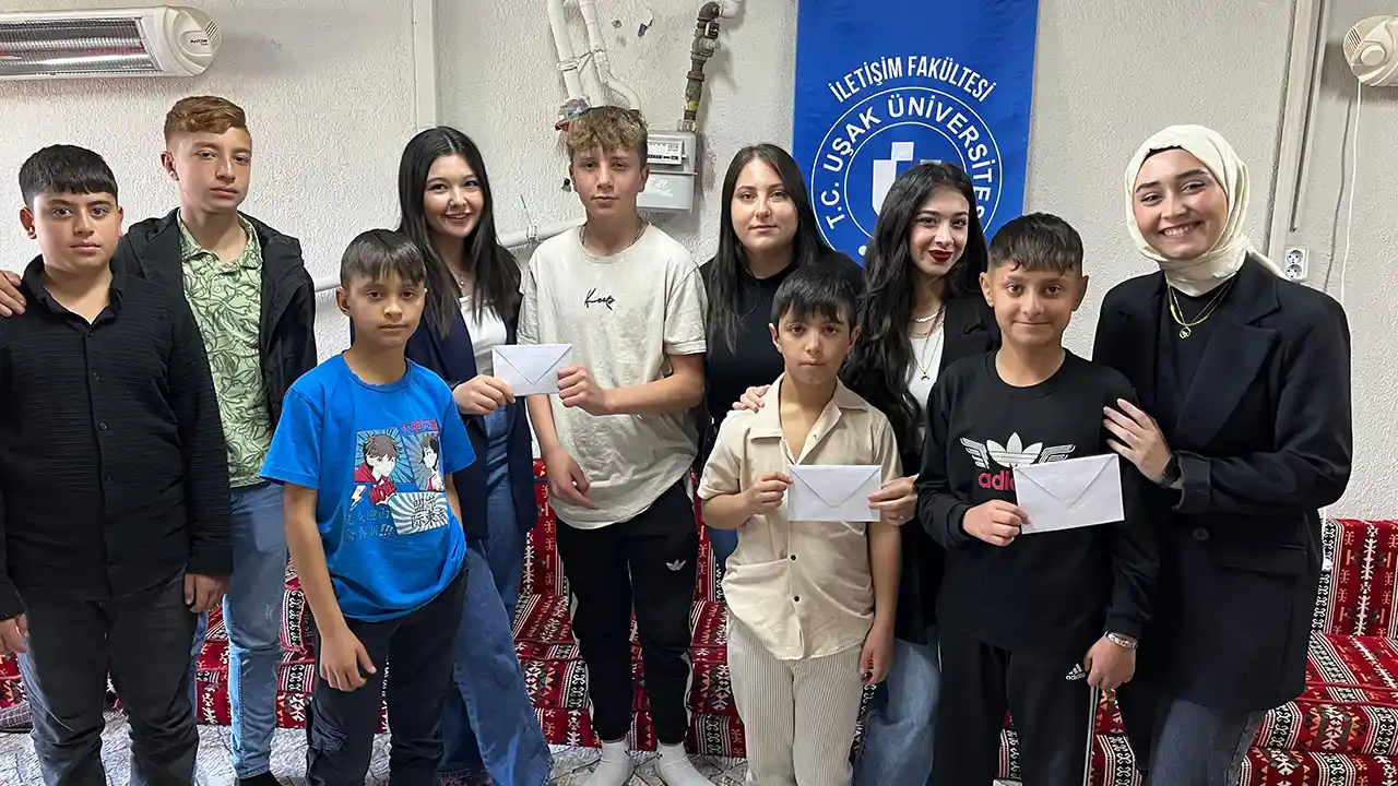 Öğrencilerinden Dezavantajlı Çocuklara Satranç Desteği