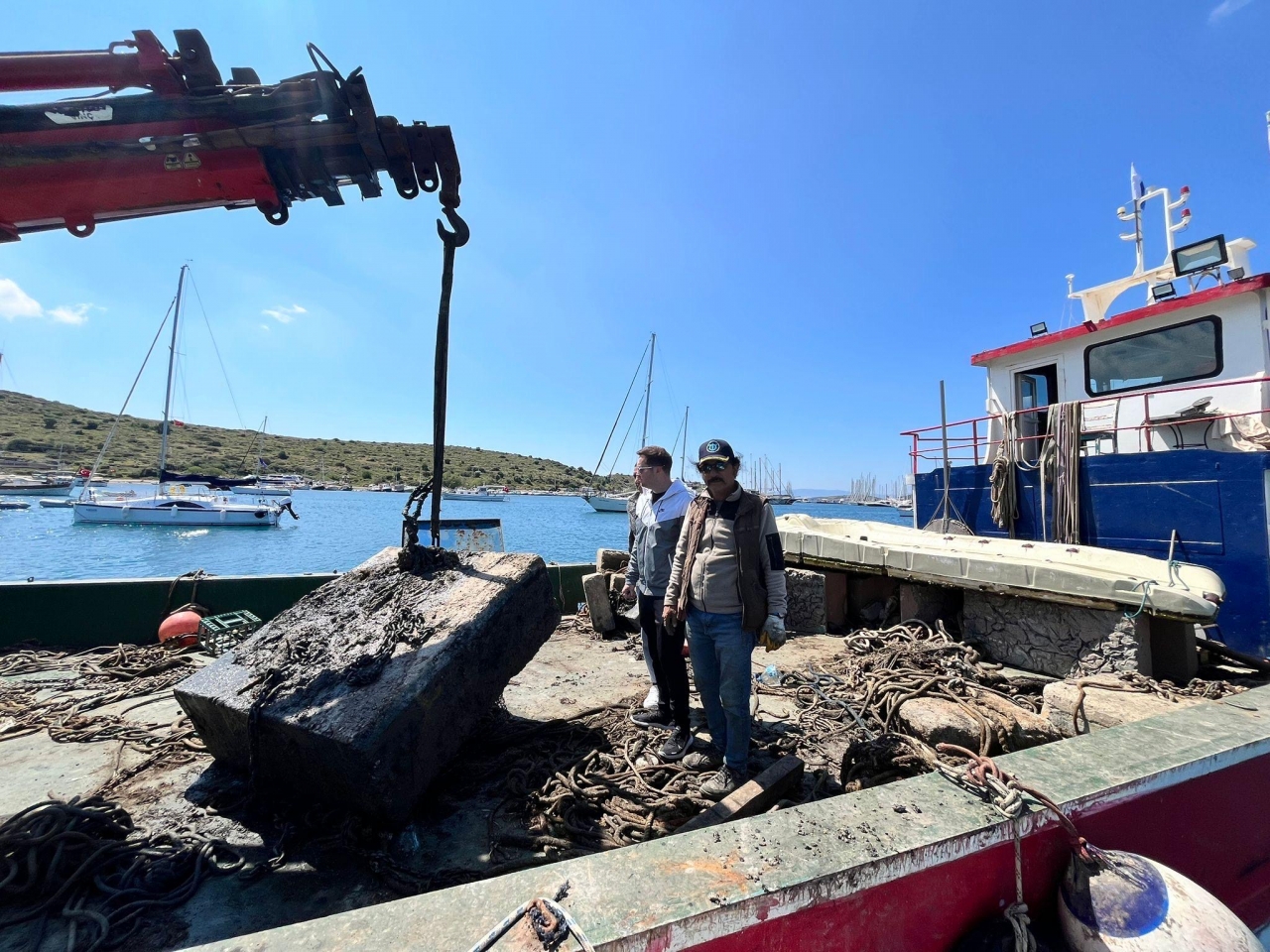 Bodrum'da denizdeki tonozlar ve atıklar dalgıçlar eşliğinde vinçle çıkarıldı