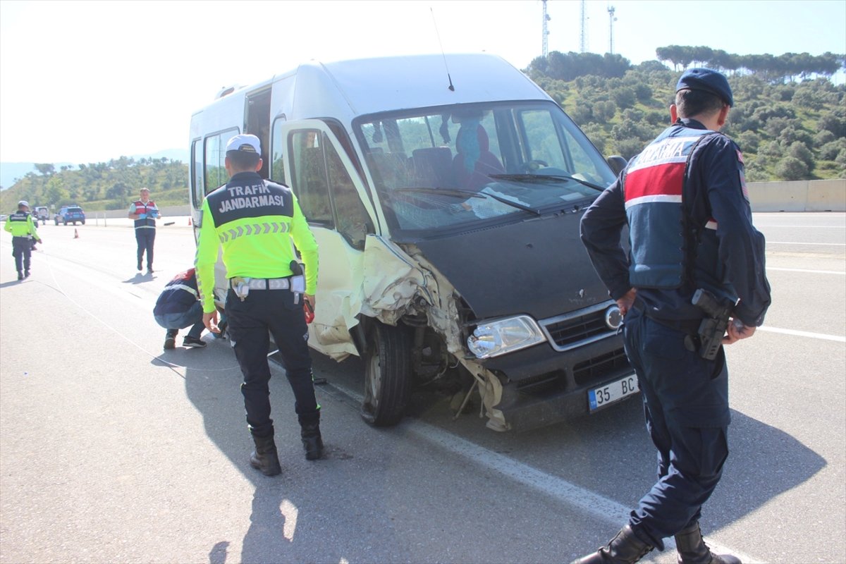 İzmir'de minibüsle çarpışan traktörün sürücüsü öldü, 3 kişi yaralandı