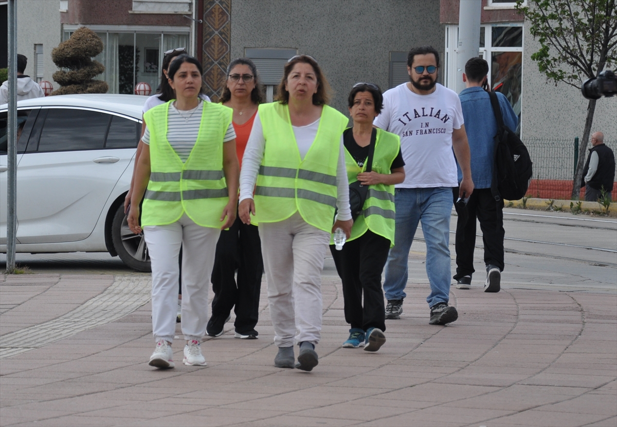 İzmir'de işten çıkartılınca CHP Genel Merkezi'ne yürüyüş başlatan işçiler Eskişehir'e ulaştı