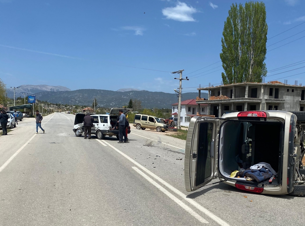 Muğla'da iki otomobilin çarpıştığı kazada 5 kişi yaralandı