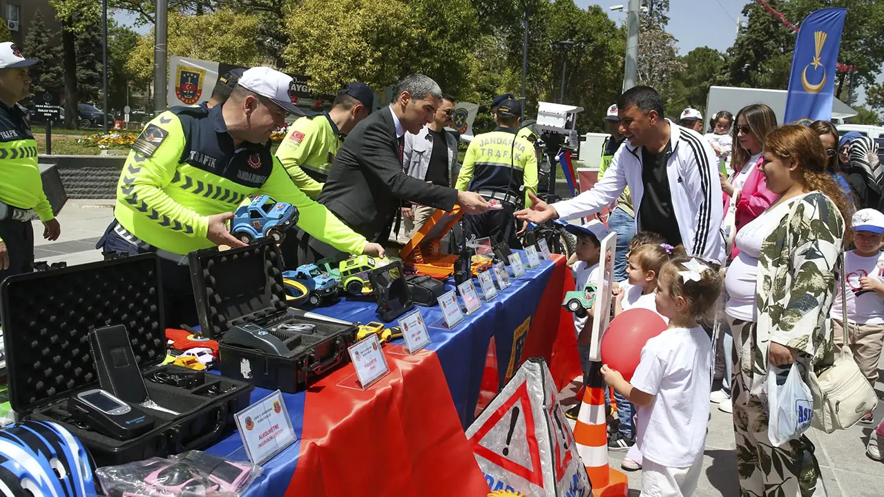 Kırmızı Düdükle Güvenli Gelecek: Uşak’ta Anlamlı Trafik Etkinliği