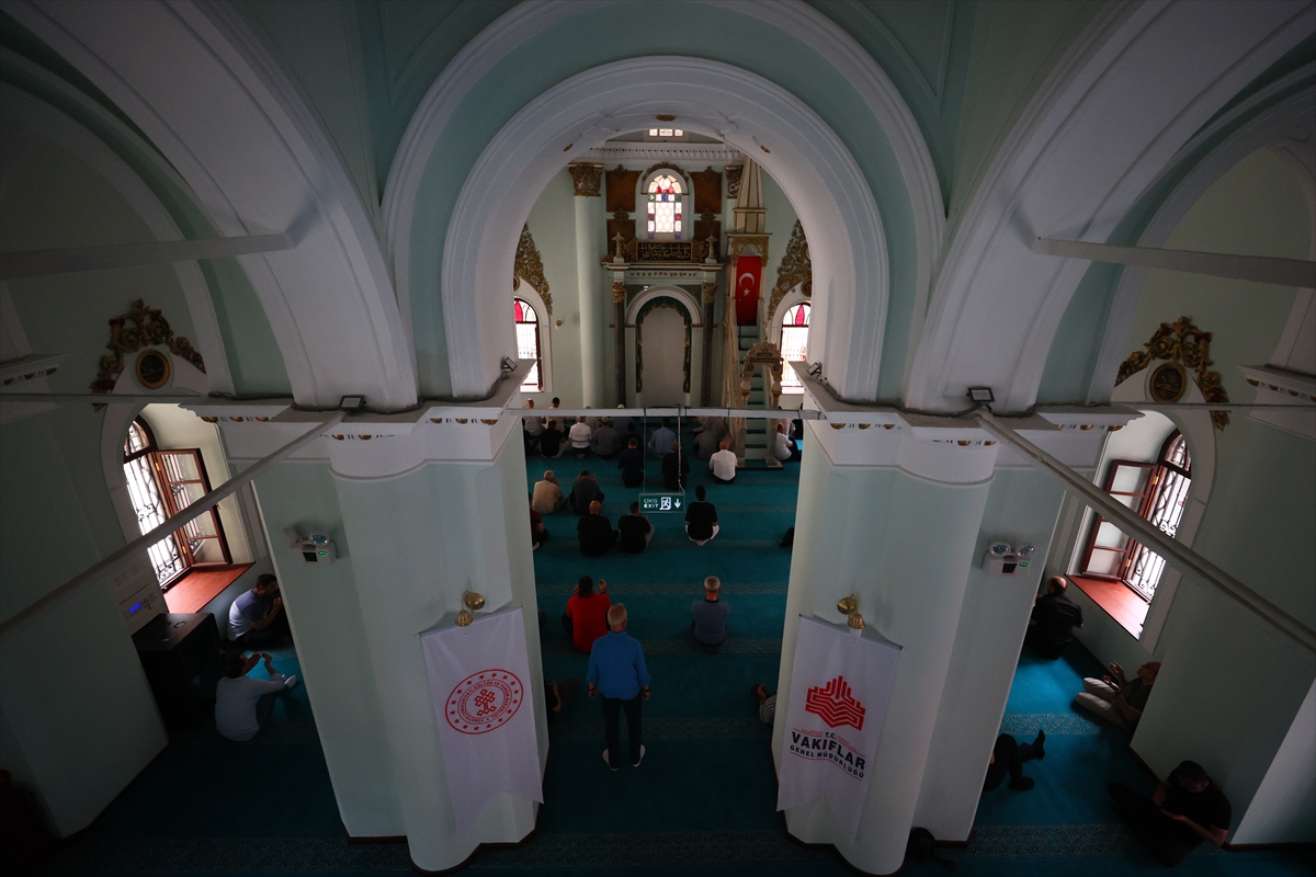 İzmir depreminde hasar gören asırlık cami restorasyonun ardından ibadete açıldı