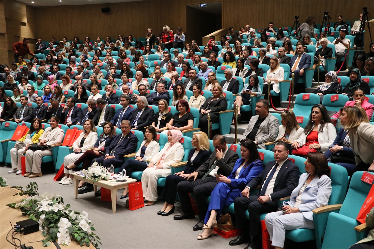 İzmir'de "Kadın Erkek Fırsat Eşitliği Çalıştayı" düzenlendi