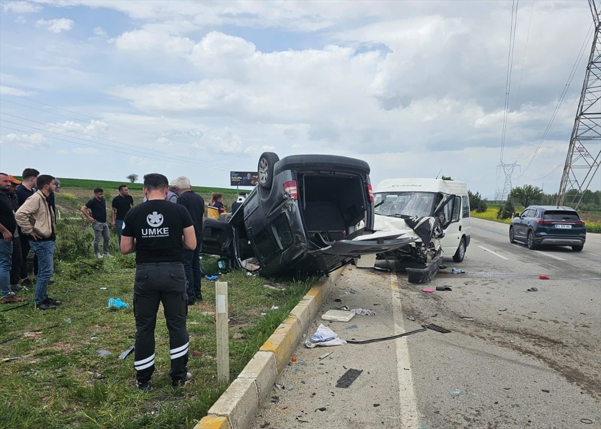Afyonkarahisar'da kamyonet ile hafif ticari aracın çarpıştığı kazada 9 kişi yaralandı