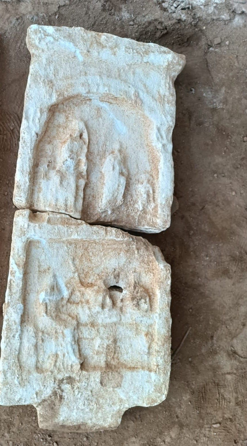 İzmir'de ceviz bahçesinde Roma dönemine ait mezar taşları tespit edildi