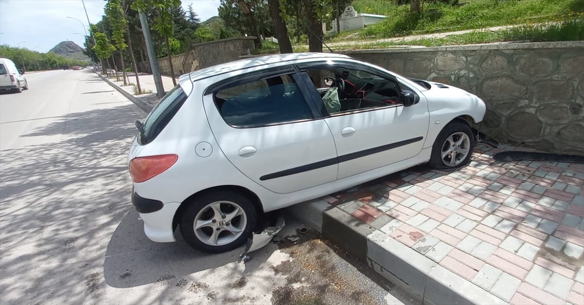 Afyonkarahisar'da mezarlık duvarına çarpan otomobildeki 5 kişi yaralandı