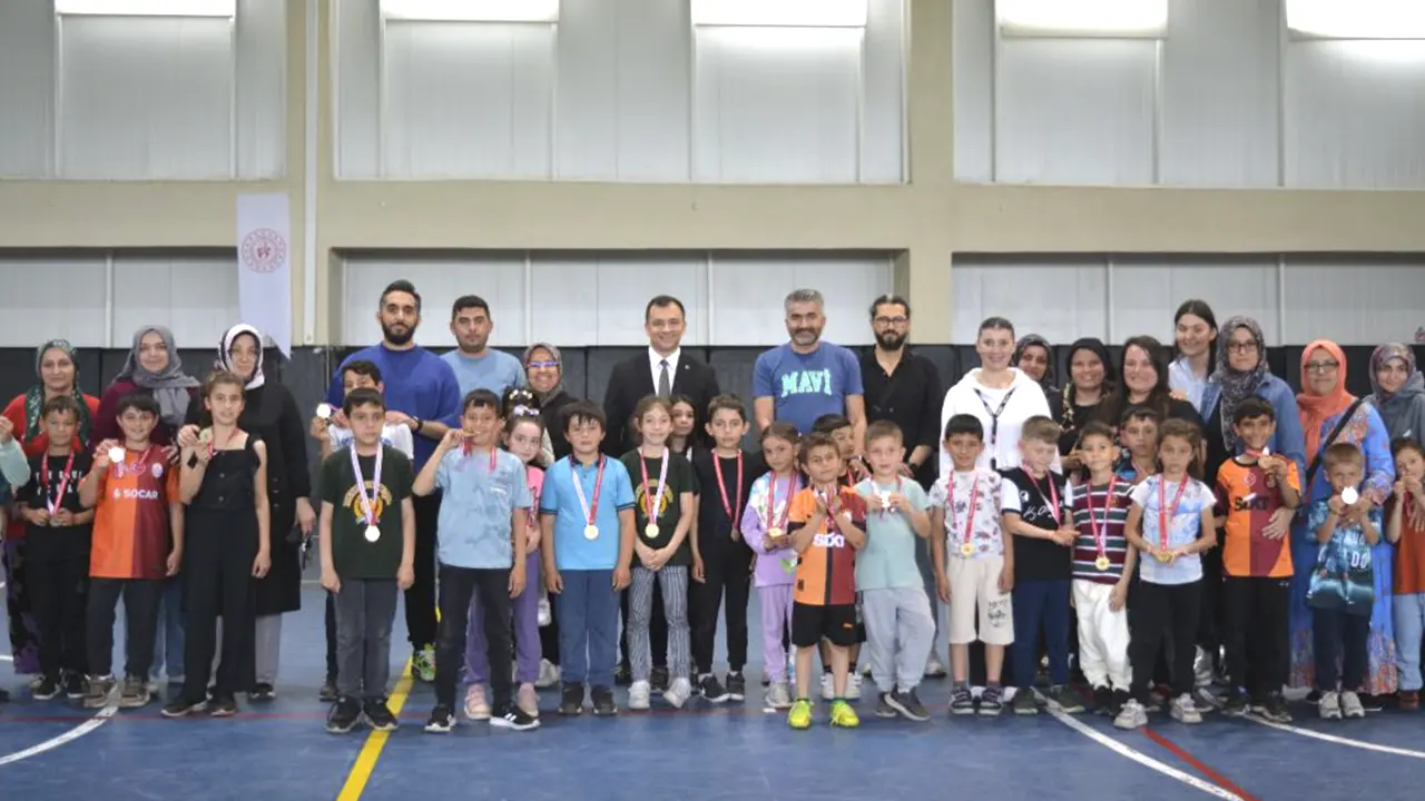 Gelenek Yaşıyor! Karahallı’da Çocuklar Ata Oyunlarında Buluştu