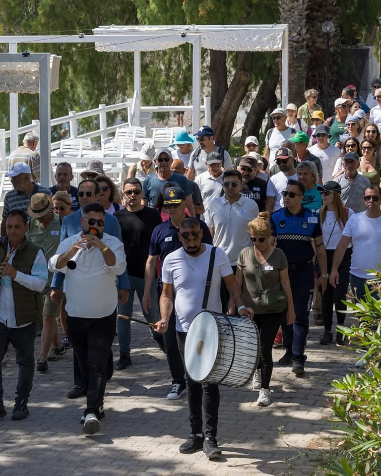 Muğla'da dostluk ve doğa yürüyüşünde Akdeniz'den alınan su Ege'ye döküldü