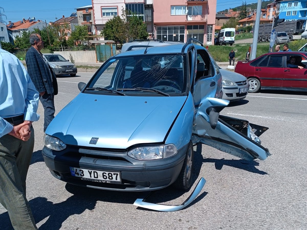 Kütahya'da iki otomobilin çarpıştığı kazada 5 kişi yaralandı