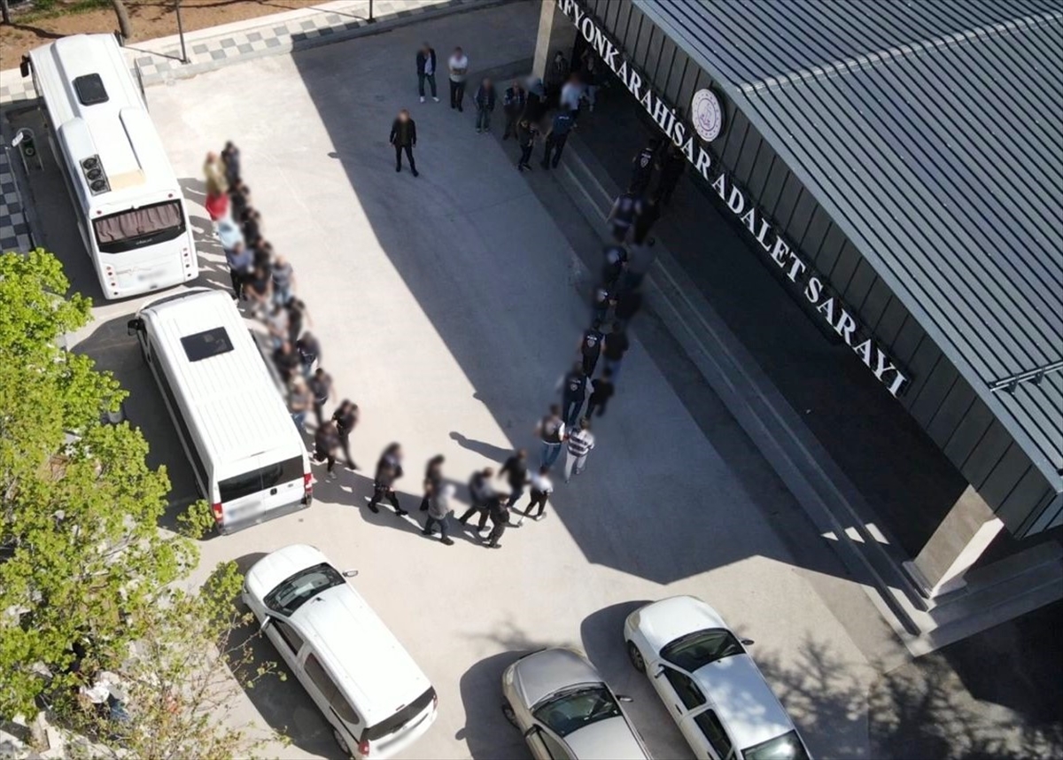 Afyonkarahisar merkezli dolandırıcılık operasyonunda yakalanan 25 zanlı tutuklandı