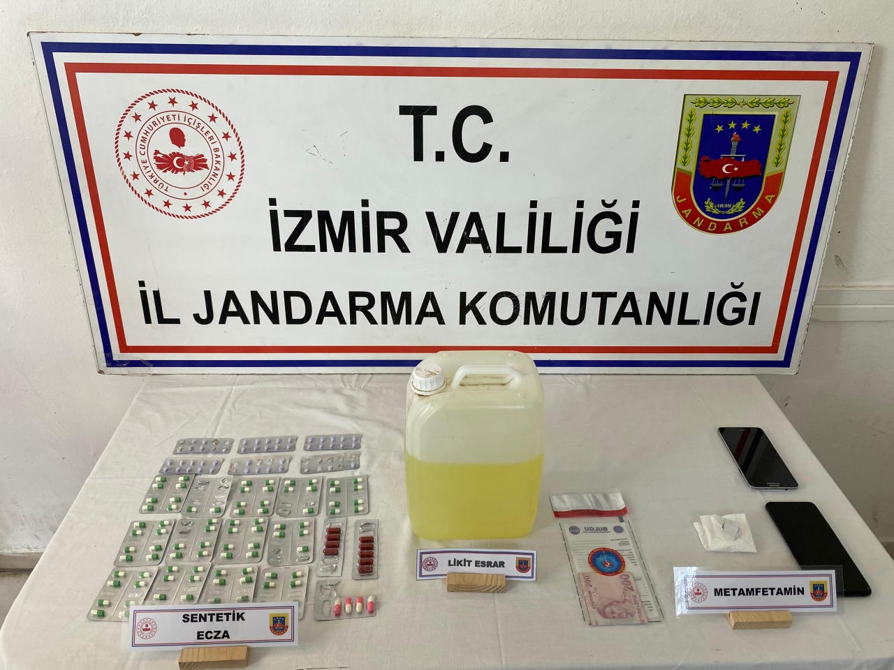 İzmir'de uyuşturucu operasyonlarında yakalanan 7 şüpheli tutuklandı