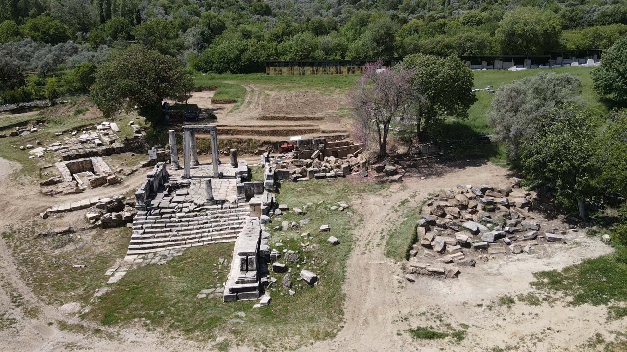 Lagina Hekate Kutsal Alanı'nda kentin giriş kapısı ve dükkanlar açığa çıkarılıyor
