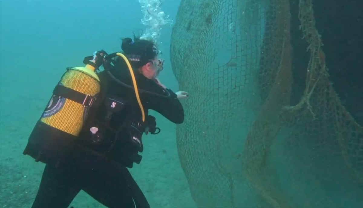 İzmir Karaburun'da denizden 1,5 ton hayalet ağ çıkarıldı