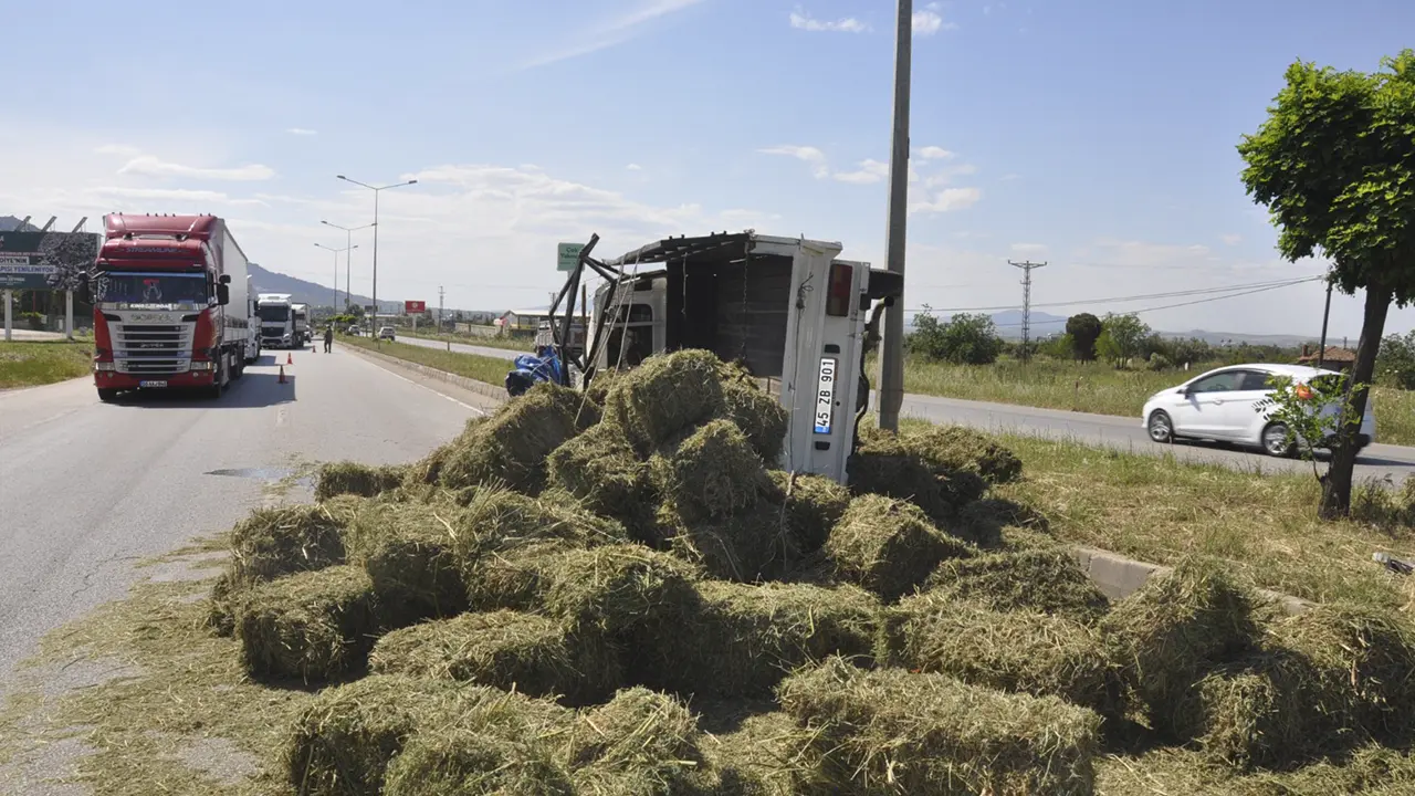İzmir-Uşak Yolunda Korkutan Kaza! Kamyonet Takla Attı