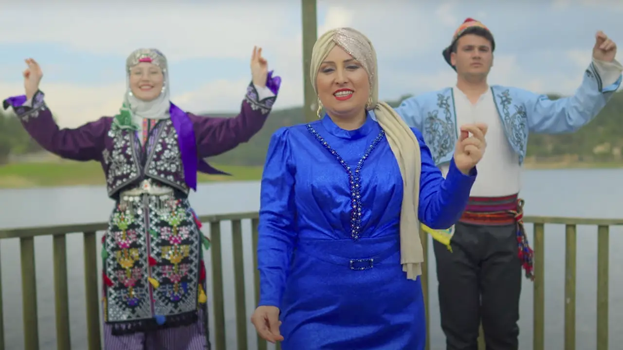 Meryem Şahin’den Uşak’ta Renkli Klip! Türkü Potpori Yayında
