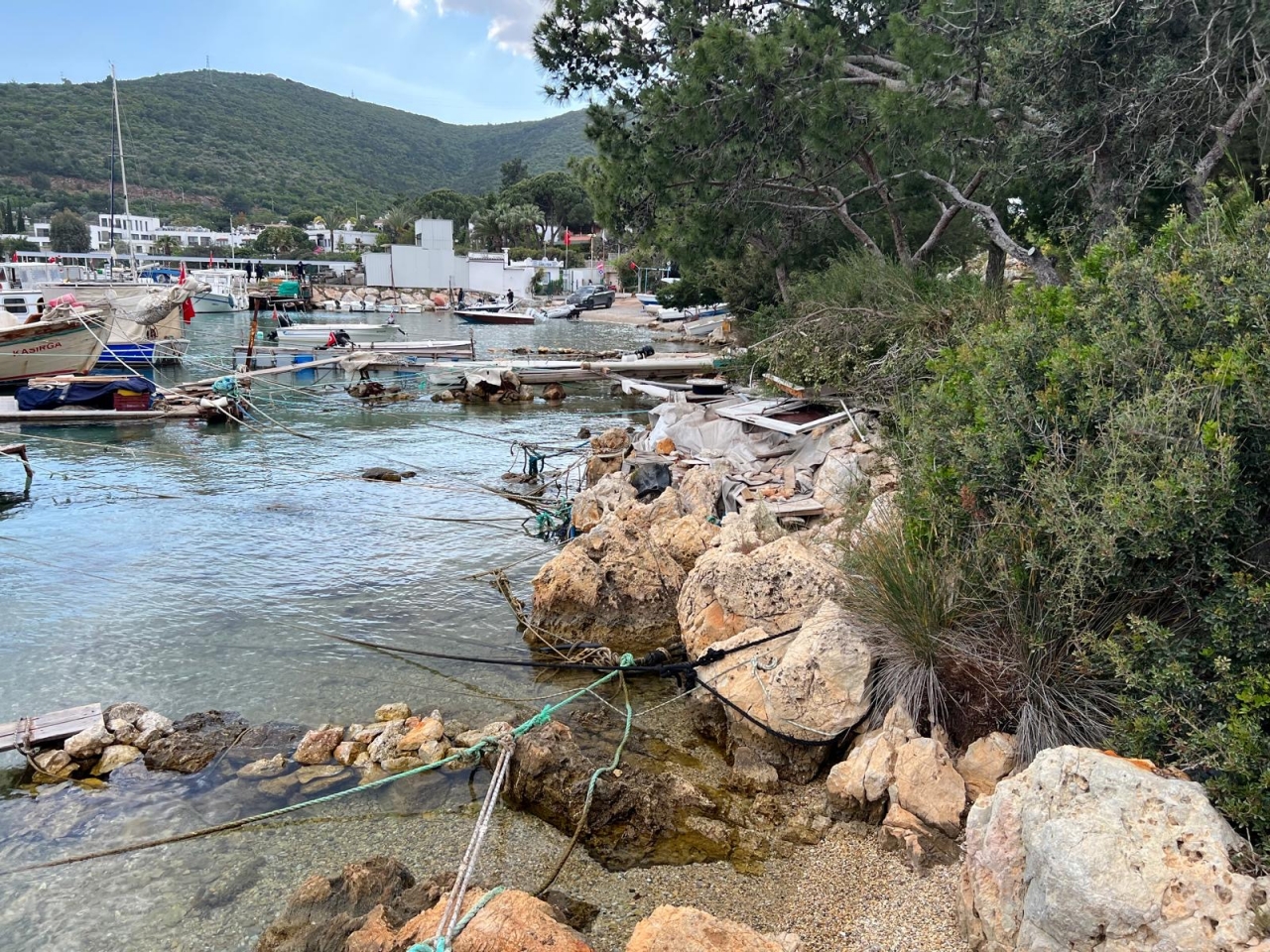 Bodrum'da denizdeki tonozlar ve terk edilmiş tekneler kaldırıldı