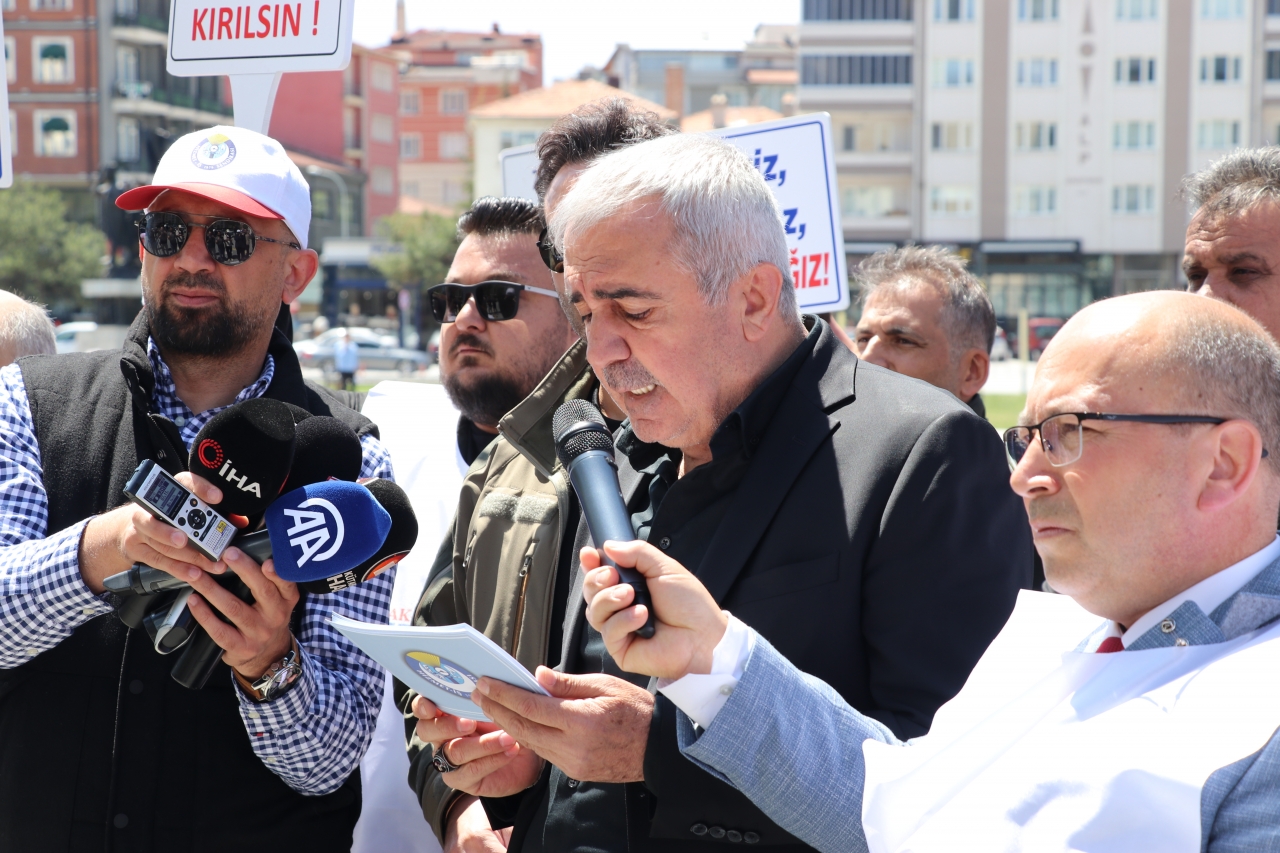 Kütahya'da işten çıkarılan belediye işçilerinden eylem