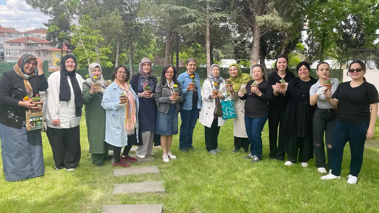 Üniversite Öğrencileri Kompost Anlattı, Kadınlar Çiçek Dikti