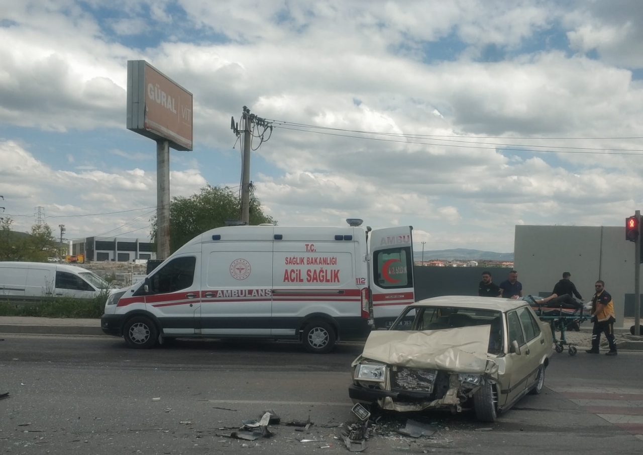 Afyonkarahisar'da iki otomobilin çarpıştığı kazada 4 kişi yaralandı