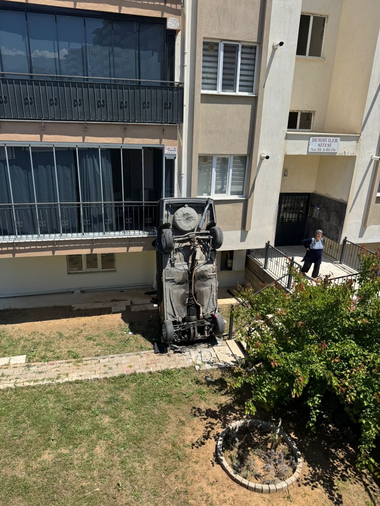 Denizli'de kontrolden çıkan otomobil apartmanın bahçesine düştü