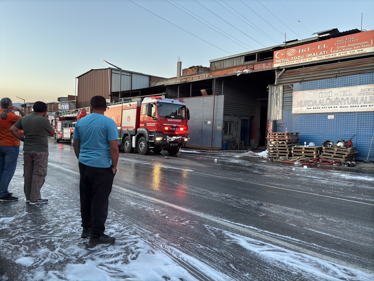 İzmir'de geri dönüşüm tesisinde çıkan yangın söndürüldü
