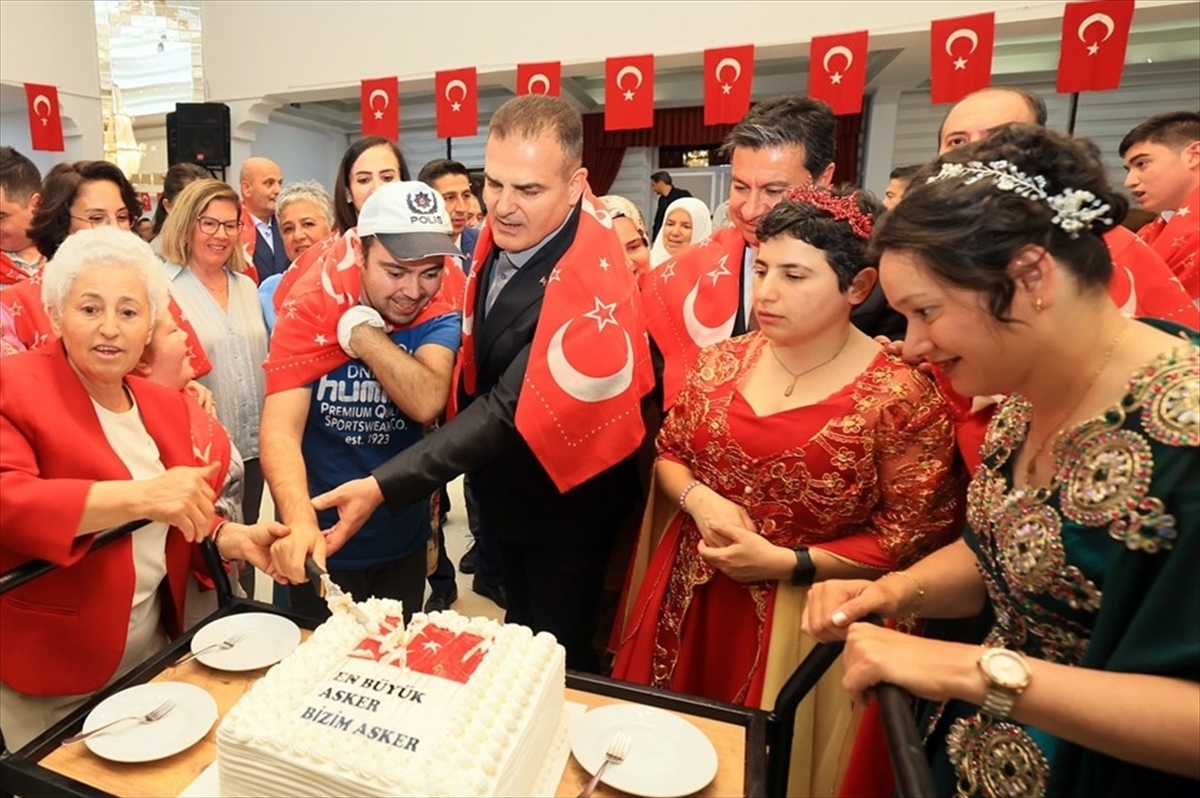 Muğla'da temsili askerlik yapacak engellilere "asker kınası" yakıldı