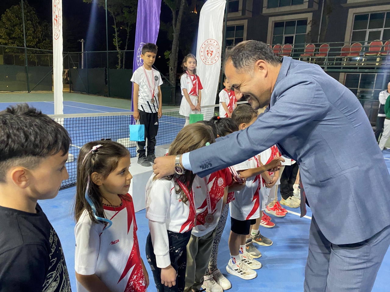 Demirci'de düzenlenen tenis turnuvası sona erdi