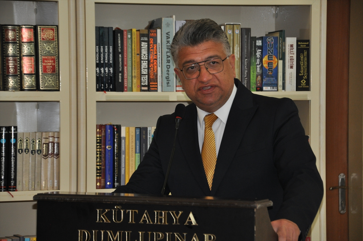 Kütahya'da emekli kütüphaneci üniversiteye 4 bin kitap bağışladı